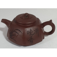 Mooi bewerkt Yixing trekpotje, gemerkt